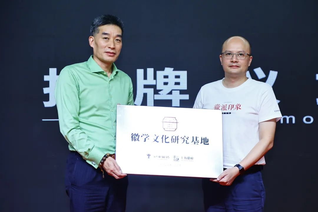 上海徽府董事長鄭宏祝（左）冠軍磁磚董事總經理龍根（右）.jpg